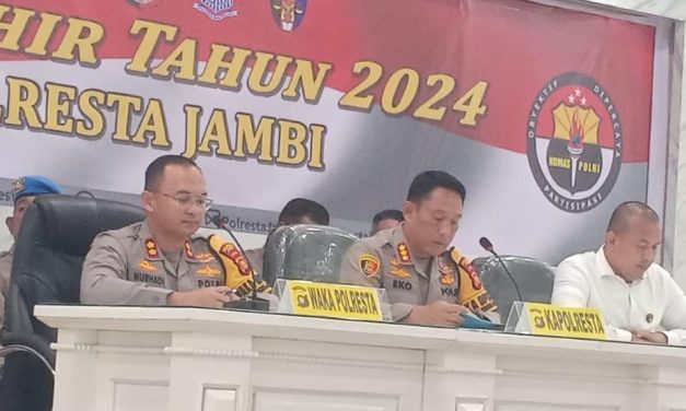 Kapolresta Jambi Kombes Pol Eko Wahyudi yang Didampingi Wakapolresta Jambi AKBP Nurhadiansyah,Kasat Reskrim Kompol Marhara Tua Siregar. Menggelar Rilis Akhir Tahun 2024