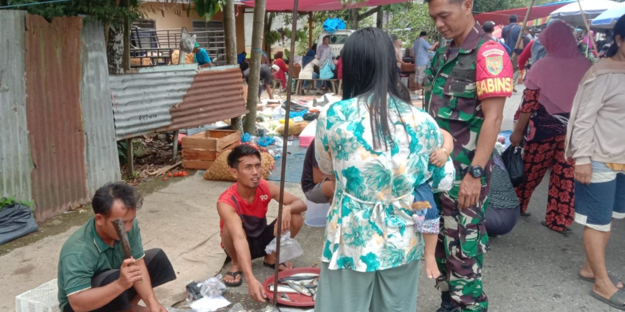 Lebih dari Keamanan Babinsa Koptu Raden Antoni Pantau Harga Sembako di Pasar Desa.