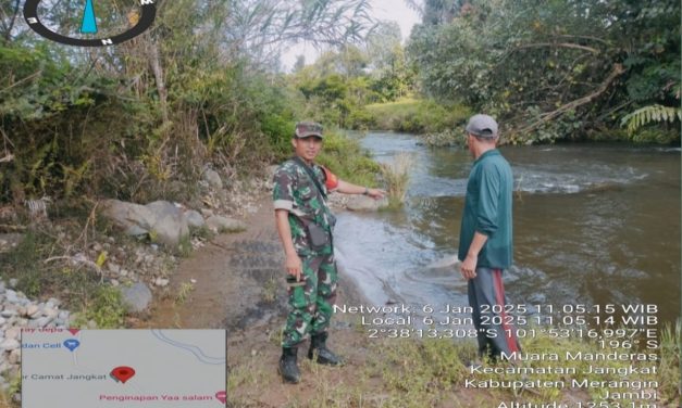 Waspada Banjir, Babinsa Serka Wandi Lakukan Pemantauan Rutin Debit Air Sungai