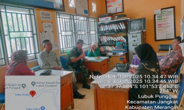 Komsos Babinsa Serka Wandi Perkenalkan Peran TNI dalam Pembinaan Keamanan Desa Lubuk Pungguk