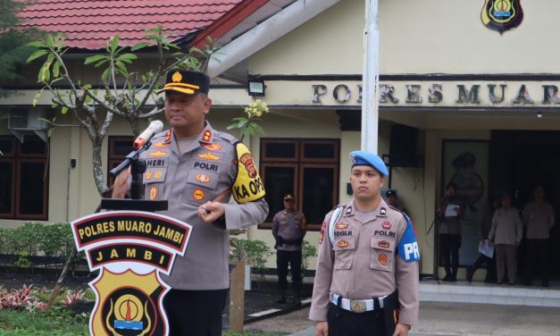 Kapolres Muaro Jambi AKBP Heri Supriawan SIK,MH Pimpin Langsung Upacara Pemberian Penghargaan Kepada Personel Polres Muaro Jambi Tahun 2025