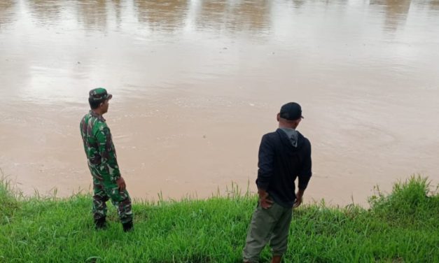 Waspada Bencana, Babinsa Sarolangun Lakukan Patroli dan Cek Debit Air di Daerah Rawan Banjir