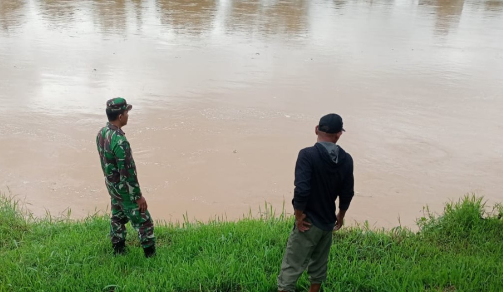 Waspada Bencana, Babinsa Sarolangun Lakukan Patroli dan Cek Debit Air di Daerah Rawan Banjir