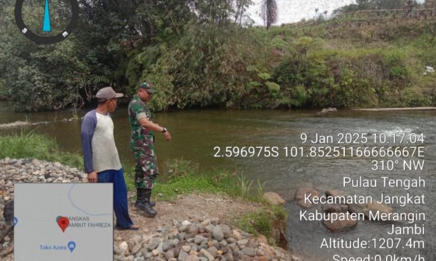 Kesiapsiagaan Musim Hujan Babinsa Koramil Jangkat Cek Kondisi Sungai di Desa Pulau Tengah