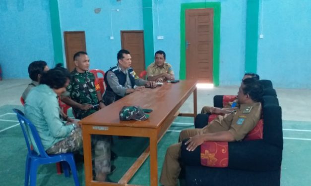 Perkuat Komunikasi TNI-Polri dengan Warga, Babinsa dan Bhabinkamtibmas Lakukan Komsos di Desa Pelangki