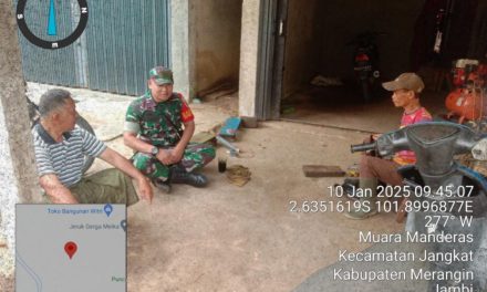 Pembinaan Teritorial Babinsa Koramil 420-05/Jangkat, Serda Lioni Berkomunikasi dengan Warga Desa Muara Maderas
