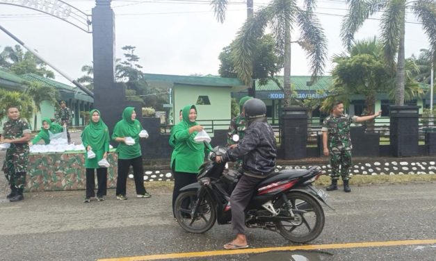 Kegiatan Jumat Berkah Kodim 0420/Sarko: TNI dan Ibu Persit Berbagi Sarapan untuk Warga