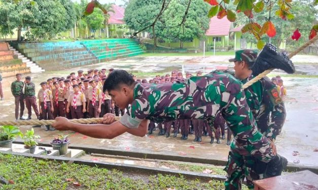 Serka Napolion B, Serka Ilham H dan Praka Beny Andrigo Personil Kodim 0420/Sarko Berikan Materi Mountaineering pada Latihan Saka Wira Kartika, di SMA 12 Merangin