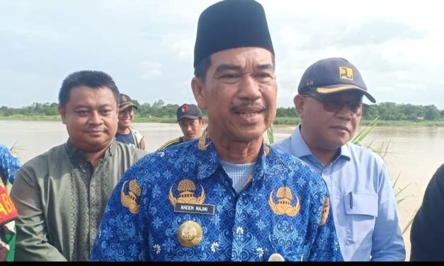 Penjabat Bupati Muaro Jambi Raden Najmi didampingi Kadis PUPR Yultasmi Tinjau langsung ruas jalan longsor yang terjadi di Desa Dusun Mudo dan Desa Rukam Kecamatan Taman Rajo Tahun 2025