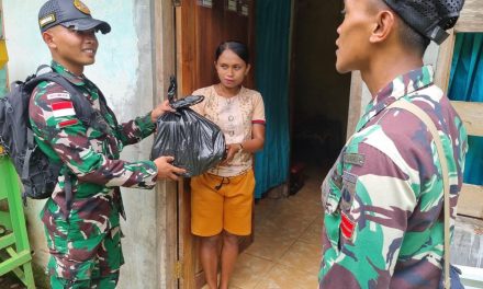 Satgas Pamtas RI-RDTL Yonarhanud 15/DBY Pos Naekake Bersama Pengurus Gereja Salurkan Sembako kepada Warga yang Membutuhkan