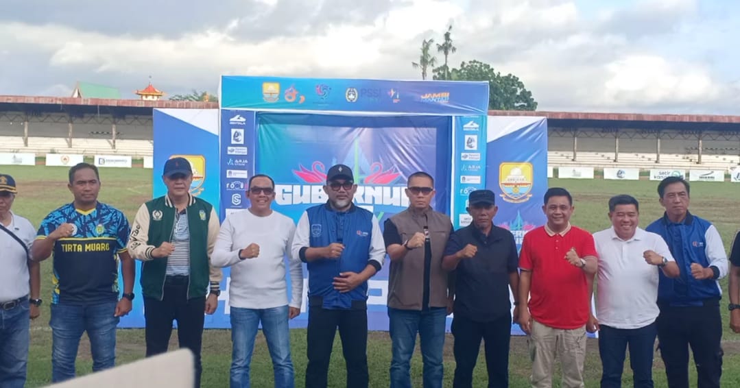 Gubernur Jambi Dr.H.Al Haris.S.sos.MH yang Diwakili Sekda Provinsi Jambi Dr.H.sudirman SH.MH Resmi Menutup Turnamen Sepakbola Piala Gubernur Cup Tahun 2025 Hari Jadi Provinsi Jambi ke-68.