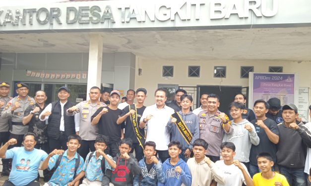 Ditreskrimum Polda Jambi Kombes Pol Manang Soebeti di dampingi Kapolres Muaro Jambi AKBP Heri Supriawan SIK MH Melaksanakan Deklarasi Damai Meletakkan Senjata’ dan terus menciptakan situasi di Kecamatan Sungai Gelam selalu aman dan kondusif