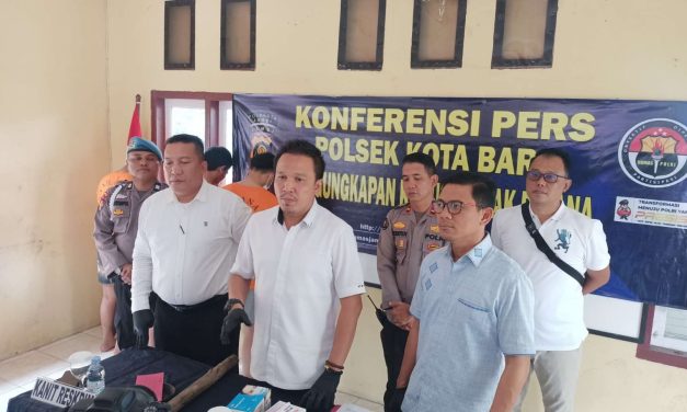Ditreskrimum Polda Jambi Kombes Pol Dr. Manang Soebeti SIK MSi menggelar Konferensi Pers Ungkap Kasus Pengeroyokan Awal Tahun 2025