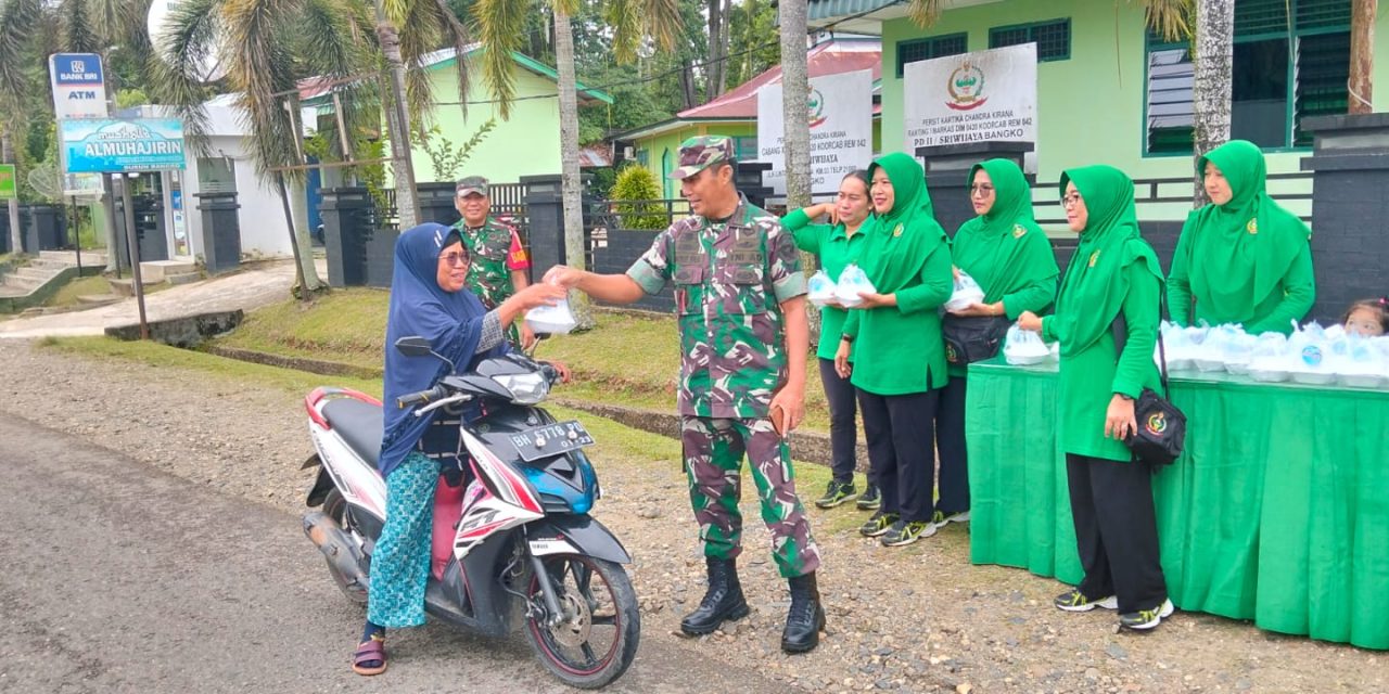 Dandramil Jangkat Beserta Anggota dan Ibu Persit Koramil 420-05/Jangkat Gelar Jumat Berkah, Meningkatkan Kepedulian Sosial