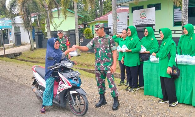 Dandramil Jangkat Beserta Anggota dan Ibu Persit Koramil 420-05/Jangkat Gelar Jumat Berkah, Meningkatkan Kepedulian Sosial