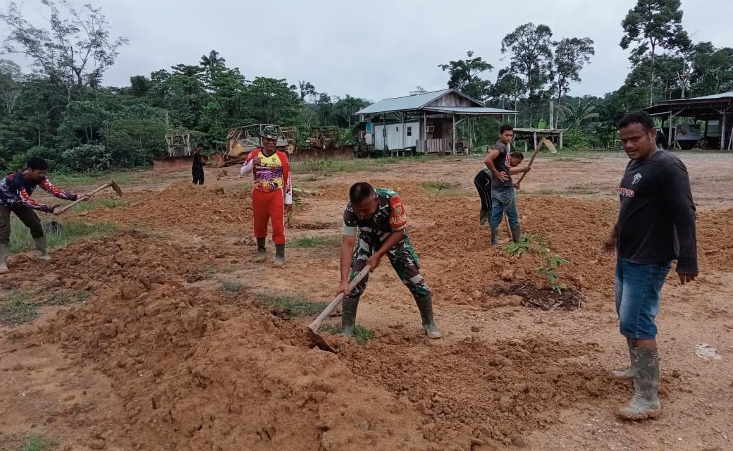 TNI di Tengah Masyarakat Babinsa Koramil 420-09/Bangko Gelar Gotong Royong di Desa Sungaiulak