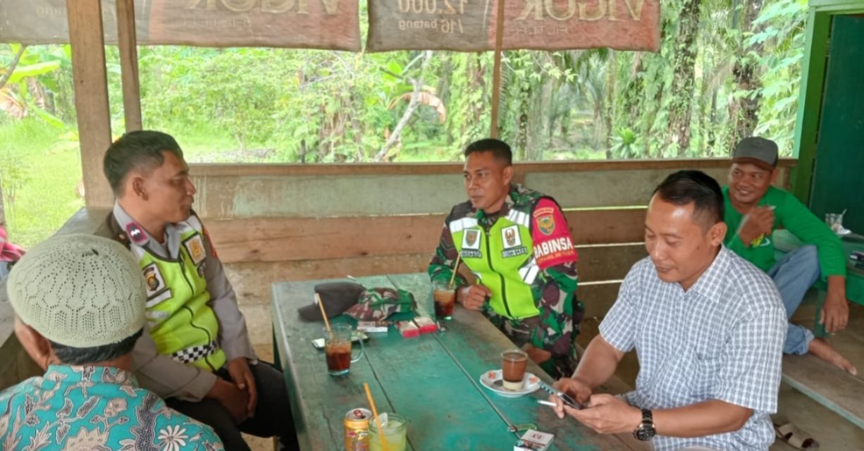 Pererat Hubungan TNI dan Masyarakat, Babinsa Serda Aris Andyanto Laksanakan Komsos di Desa Sungai Bulian