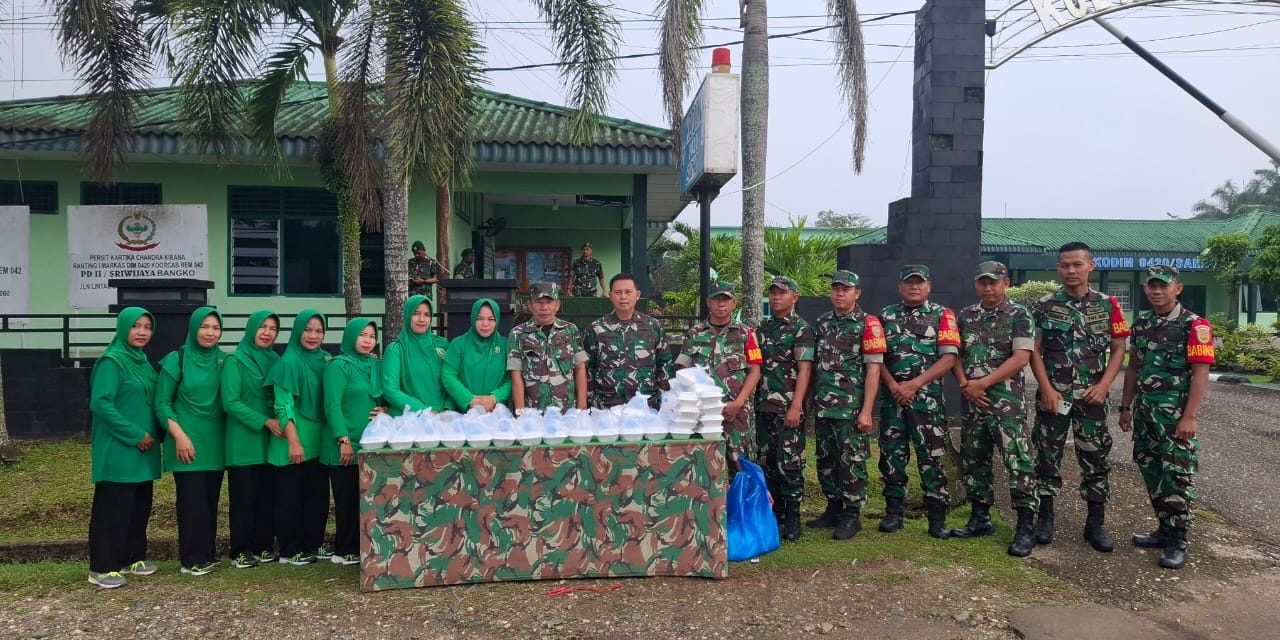 Sambut Jumat dengan Kebersamaan Pembagian Sarapan oleh Danramil 420-06/Muara Siau