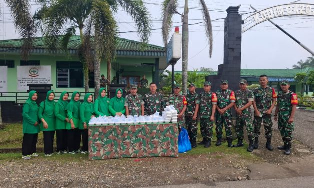 Sambut Jumat dengan Kebersamaan Pembagian Sarapan oleh Danramil 420-06/Muara Siau