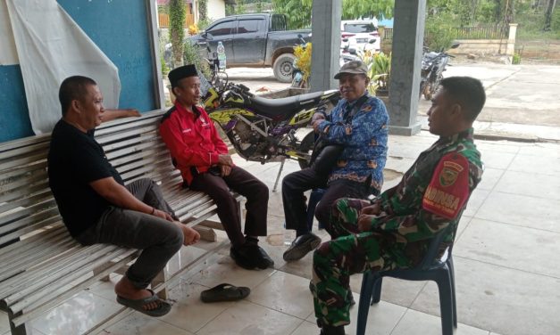 TNI dan Masyarakat Bersatu Serda Aan Sagita Laksanakan Komsos di Desa Barang Kibul