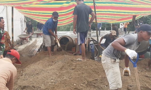 Karya Bakti TNI di Desa Muara Air Dua, Babinsa Koramil Batang Asai Bantu Warga Bangun Rumah