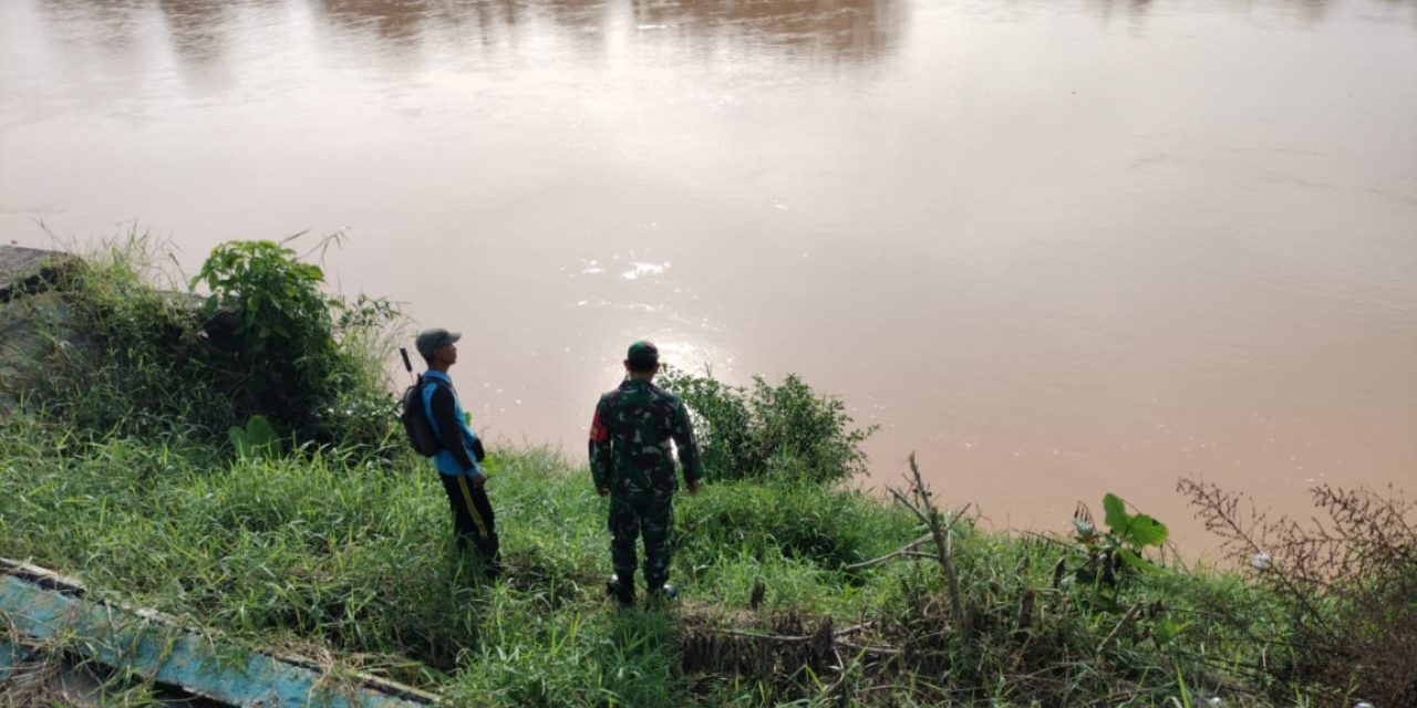 Patroli TNI Antisipasi Banjir dan Longsor di Desa Penarun Sarolangun