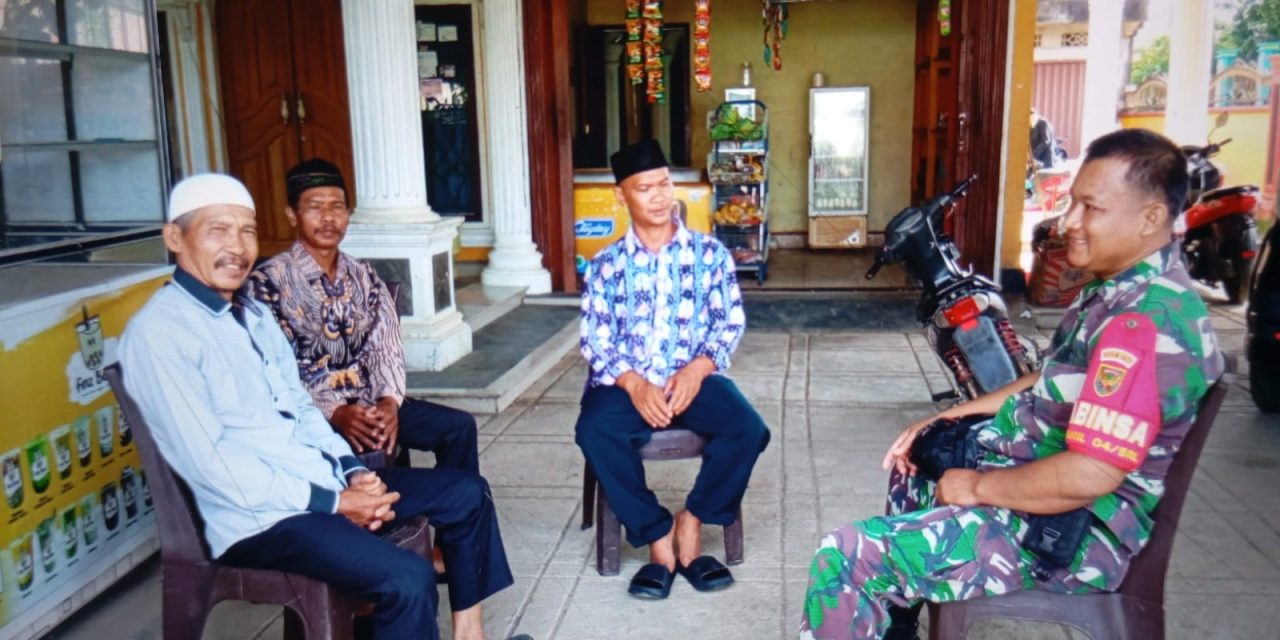 Tingkatkan Keterhubungan, Babinsa Sarolangun Laksanakan Komsos Bersama Warga Sei Belati