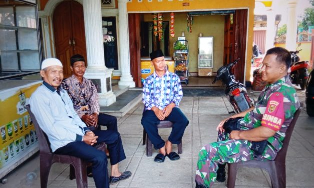 Tingkatkan Keterhubungan, Babinsa Sarolangun Laksanakan Komsos Bersama Warga Sei Belati