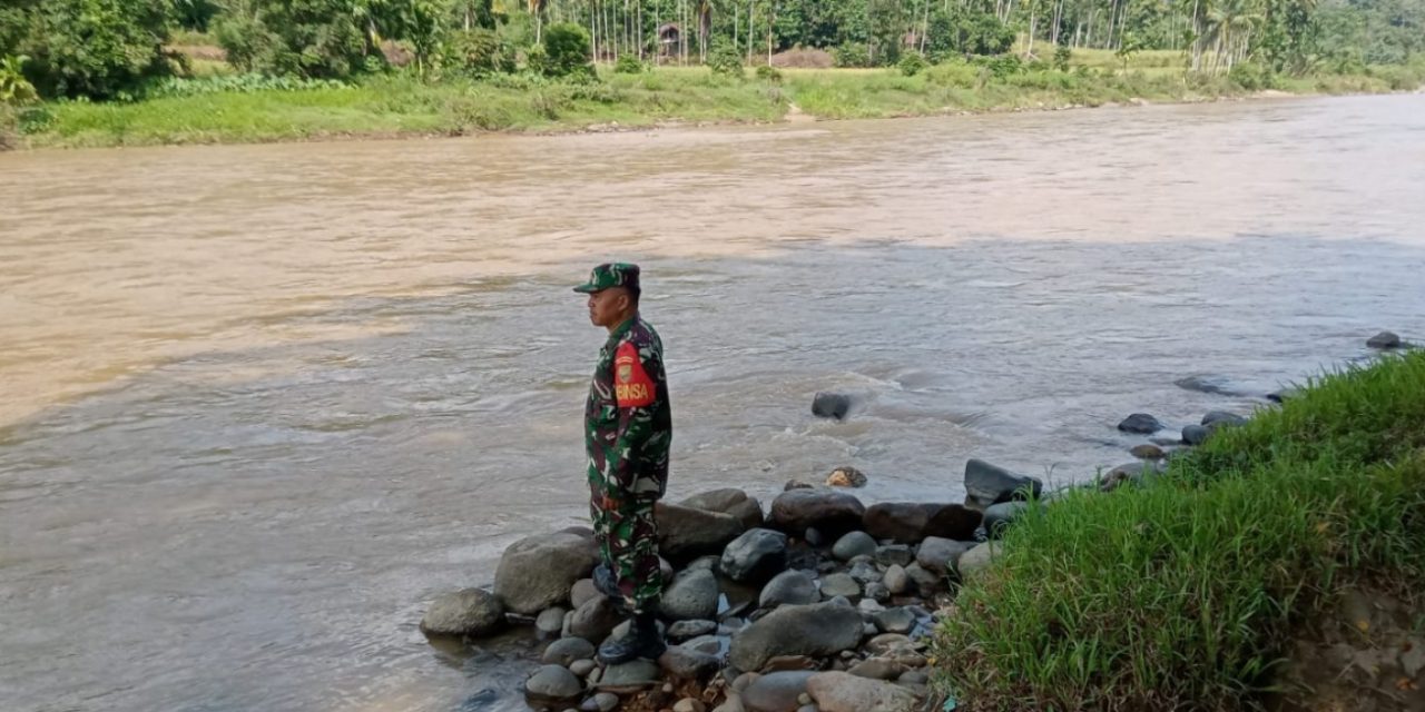 Tingkatkan Keamanan dan Kelestarian Lingkungan, Babinsa Batang Asai Laksanakan Patroli Gulbencal