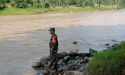 Tingkatkan Keamanan dan Kelestarian Lingkungan, Babinsa Batang Asai Laksanakan Patroli Gulbencal
