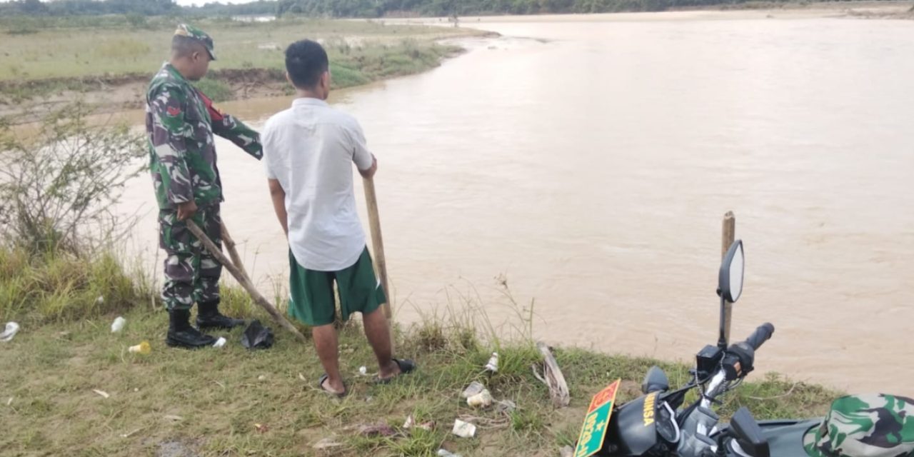 Antisipasi Banjir dan Longsor, Koptu Yudi Kurniawan Patroli Bersama Masyarakat Sarolangun