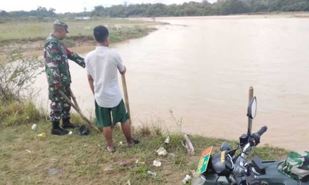 Antisipasi Banjir dan Longsor, Koptu Yudi Kurniawan Patroli Bersama Masyarakat Sarolangun