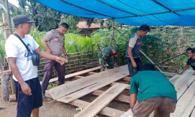 Membangun Bersama: TNI-Polri dan Warga Desa Kota Raja Laksanakan Gotong Royong