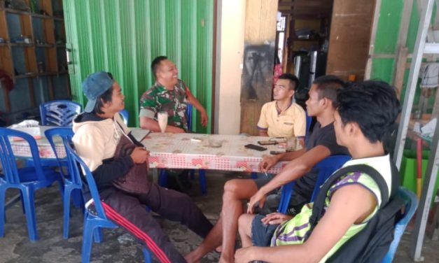 Pembinaan Teritorial Babinsa Batang Asai: Sertu Jumino Ajak Warga Pekan Gedang Jaga Keamanan Desa