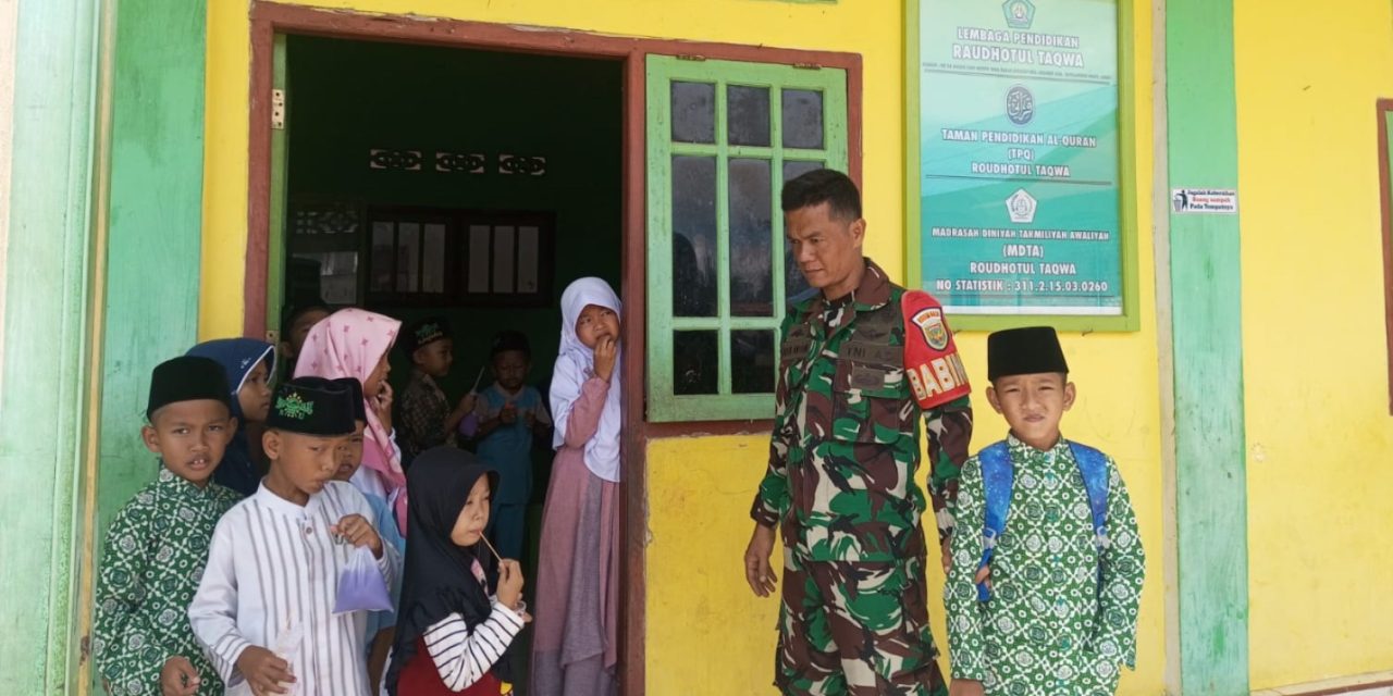 Santri TPQ Roudhatul TaQwa Dapat Pembinaan dari Babinsa Koptu Raden dalam Kegiatan Komsos di Bukit Bumi Raya