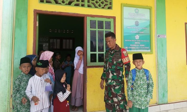Santri TPQ Roudhatul TaQwa Dapat Pembinaan dari Babinsa Koptu Raden dalam Kegiatan Komsos di Bukit Bumi Raya