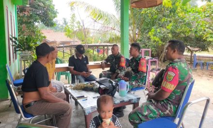 Meski Musim Penghujan, Babinsa Serda Ade Efri Sosialisasikan Bahaya Karhutla di Desa Bukit