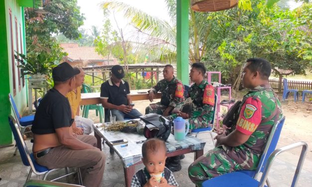 Meski Musim Penghujan, Babinsa Serda Ade Efri Sosialisasikan Bahaya Karhutla di Desa Bukit