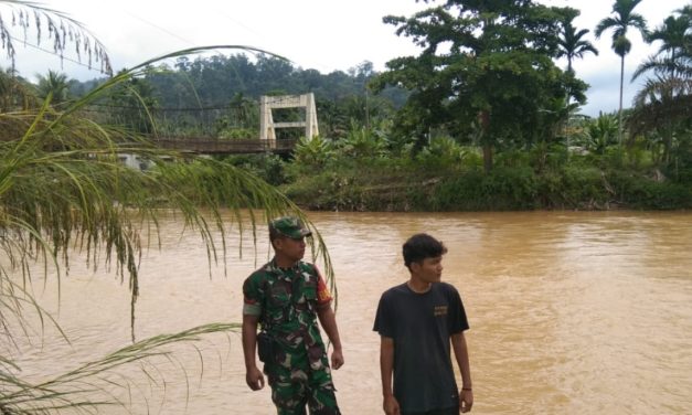 Menghadapi Musim Hujan, Babinsa Sungai Manau Periksa Debit Air dan Lakukan Patroli Bansor
