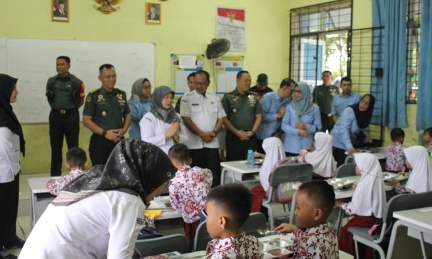 Dandim 0418/Palembang Bersama Aster Kasdam II Sriwijaya Dampingi Pendistribusian Mkan Bergizi Gratis Di SDN 129 Palembang