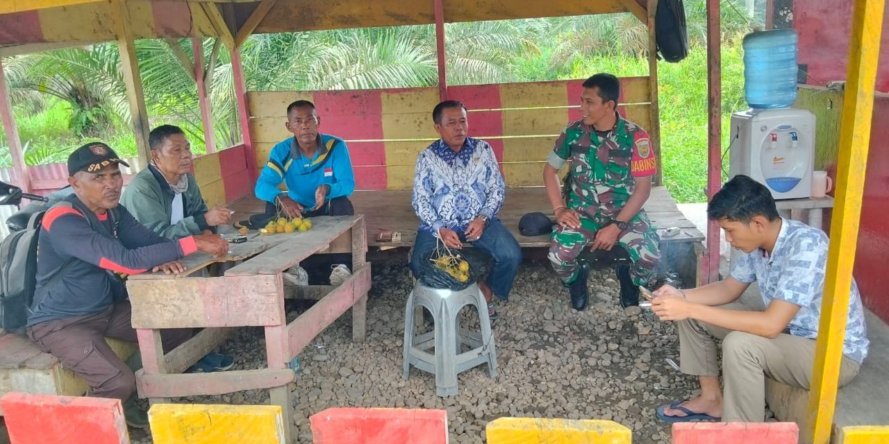 Babinsa Koramil 420-03/Pauh Jalin Kedekatan dengan Masyarakat Desa Mentawak Baru Melalui Komsos