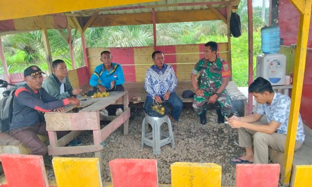 Babinsa Koramil 420-03/Pauh Jalin Kedekatan dengan Masyarakat Desa Mentawak Baru Melalui Komsos