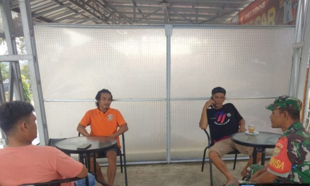 Babinsa Koramil 420-07/Sei Manau Laksanakan Komsos dalam Rangka Pembinaan Teritorial dengan Warga Desa Durian Betakuk