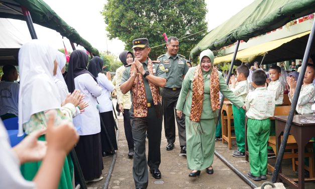 Program Dapur Masuk Sekolah Makan Siang Bergizi bersama Pangdam II/Sriwijaya dan Ketua Persit KCK Daerah II/Sriwijaya