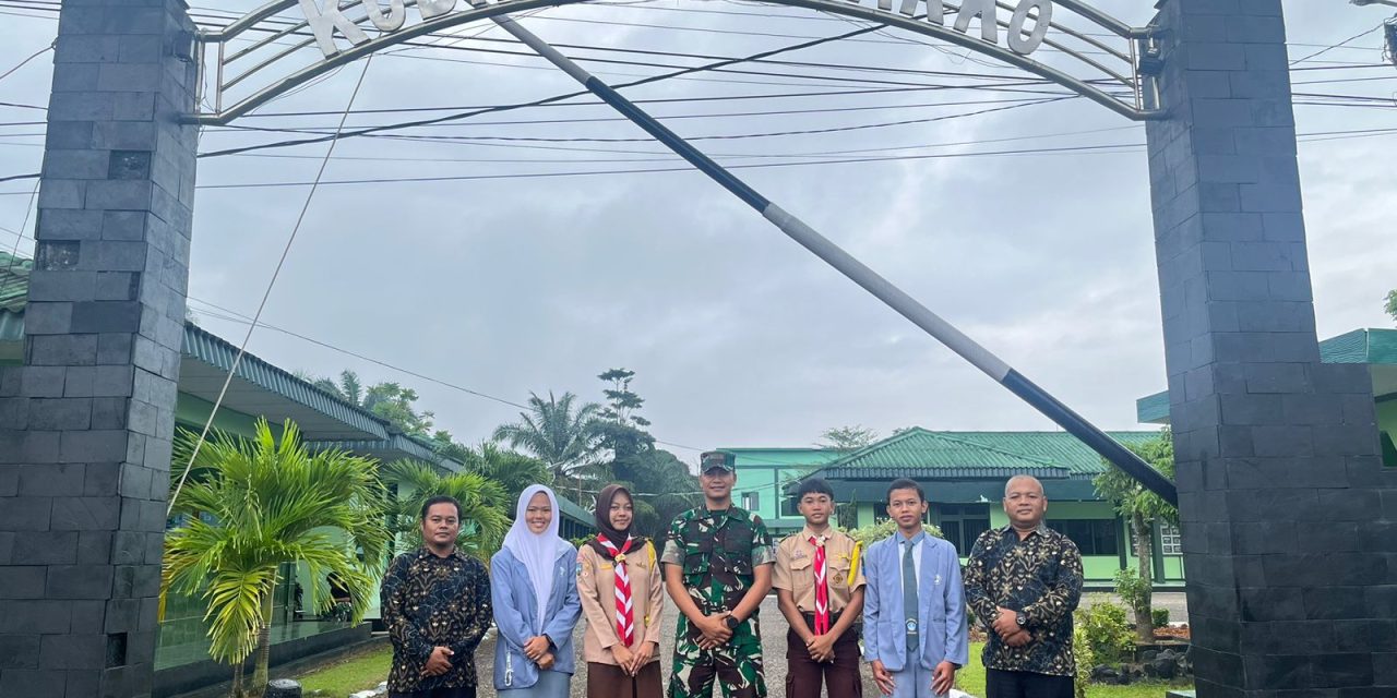 Jum’at Berkah, Kebersamaan TNI, Persit, dan SMA N 13 Merangin dalam Kegiatan Sosial Bagikan Sarapan Pagi