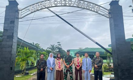 Jum’at Berkah, Kebersamaan TNI, Persit, dan SMA N 13 Merangin dalam Kegiatan Sosial Bagikan Sarapan Pagi