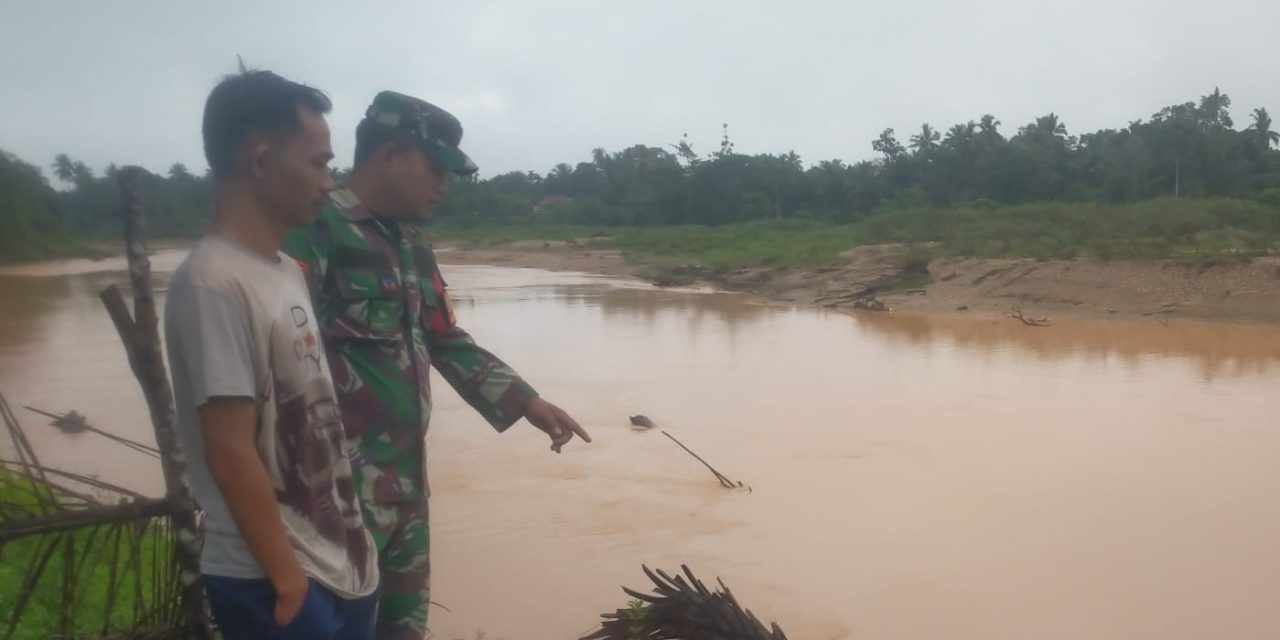 Hujan Deras guyur wilayah Sarolangun, Babinsa Koramil 420-04 Patroli Sungai Tembesi untuk Antisipasi Banjir