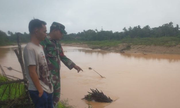 Hujan Deras guyur wilayah Sarolangun, Babinsa Koramil 420-04 Patroli Sungai Tembesi untuk Antisipasi Banjir