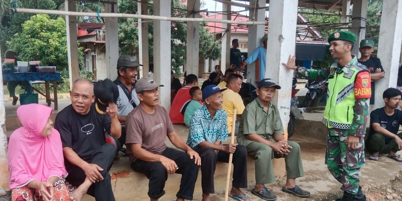 Pererat Hubungan dengan Masyarakat, Babinsa Koramil 420-09/Bangko Laksanakan Komsos di Desa Bukit Beringin