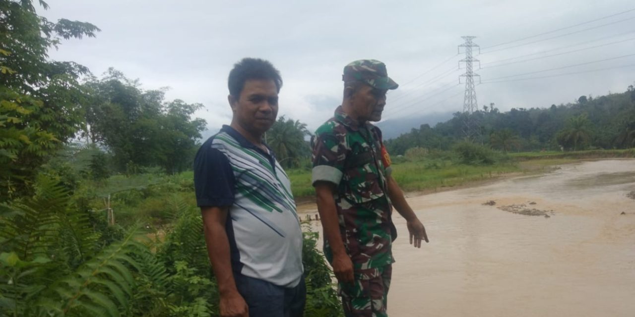 Patroli Banjir dan Longsor, Babinsa Koramil 420-07 Sungai Manau Pastikan Keamanan Sungai Merangin